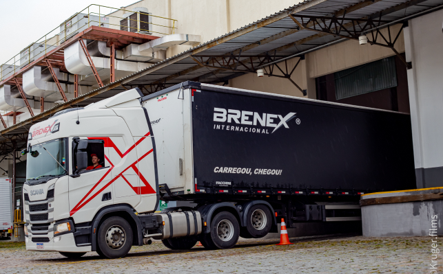 carreta_na_doca_grupo_brenex
